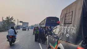 দাউদকান্দিতে বাসের ধাক্কায় অটোরিকশা চালক নিহত