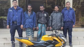 সোনাগাজীতে জিম্মি করে ছিনতাই, তিনজন গ্রেপ্তার