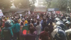 শিক্ষকদের ‘যমুনা’ অভিমুখে মিছিল শাহবাগে আটকে দিল পুলিশ