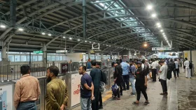 রাজধানীতে হঠাৎ বন্ধ মেট্রোরেল, স্টেশনে ভোগান্তিতে যাত্রীরা