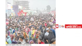 উপচে পড়া ভিড়ে চারদিকে যানজট