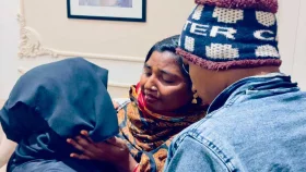 ১৩ বছর পর সন্তানদের বুকে জড়ালেন সৌদিফেরত মালেকা