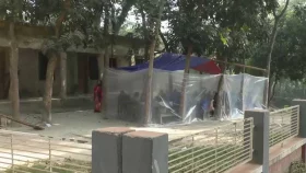 খোলা আকাশের নিচে পলিথিনে ঘেরাও করে চলছে ক্লাস
