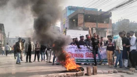 আ.লীগ নেতাকর্মীদের গ্রেপ্তারের দাবিতে সড়ক অবরোধ