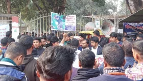 জেলা জজসহ চার বিচারকের অপসারণের দাবিতে আদালত ঘেরাও