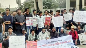 গুচ্ছ ভর্তি বহালের দাবিতে ইউজিসির মূল ফটকে তালা