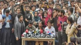 ৬ দফা দাবি পূরণে ৪ ঘণ্টার আল্টিমেটাম, ঢাবি প্রো-ভিসির পদত্যাগ দাবি