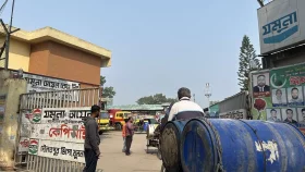 খুলনায় ট্যাংকলরি শ্রমিকদের কর্মবিরতি স্থগিত, জ্বালানি তেল উত্তোলন শুরু