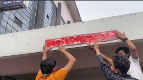 ঢাবির দেয়ালে দেয়ালে &lsquo;প্লিজ কেউ কাউকে ছেড়ে যায়েন না&rsquo;