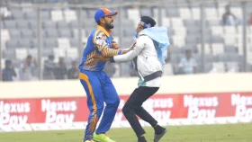 নিরাপত্তা বলয় ভেঙে মাঠে ঢুকলেন মিরাজ ভক্ত