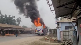 কুড়িগ্রামে দাঁড়িয়ে থাকা বাসে আগুন