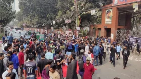 স্বতন্ত্র বিশ্ববিদ্যালয় দাবিতে ফের সড়ক অবরোধ তিতুমীরের শিক্ষার্থীদের