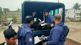 স্কুল শিক্ষার্থীদের হিজড়া ডেকে আটক ৩