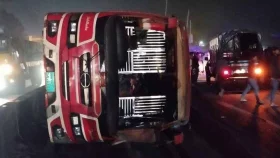 মহাসড়কে বাস উল্টে গিয়ে যুবকের মৃত্যু