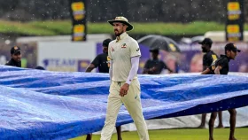 বৃষ্টিতে দিন শেষ, ফলো-অন দেওয়ার ভাবনায় অস্ট্রেলিয়া