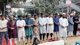 সড়কেই জুমার নামাজ পড়লেন তিতুমীরের অনশনরত শিক্ষার্থীরা