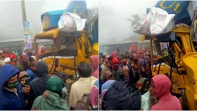 বগুড়ায় দুই ট্রাকের মুখোমুখি সংঘর্ষে হেলপার নিহত