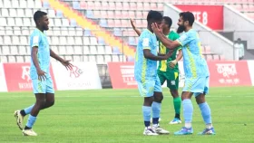 মোহামেডানের বদলা, আবাহনীই শীর্ষে