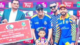 ঢাকা ক্যাপিটালসের বিদায়ী ম্যাচে পুরস্কার দিলেন শাকিব খান