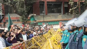 স্বরাষ্ট্র মন্ত্রণালয় অভিমুখে ইনকিলাব মঞ্চের মিছিল আটকে দিল পুলিশ