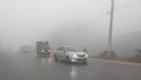 কুয়াশার চাঁদরে মোড়ানো রাজধানী ঢাকা