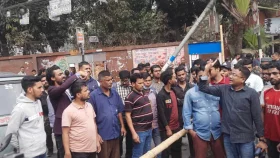 বাঁশ দিয়ে রাস্তা আটকে দিলেন তিতুমীরের শিক্ষার্থীরা