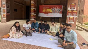 ভর্তি পরীক্ষায় পোষ্য কোটা বাতিলের দাবিতে জাবি শিক্ষার্থীদের গণঅনশন