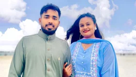 ভক্তের সঙ্গে গাঁটছড়া বাঁধছেন আঁখি
