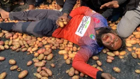 রাজশাহীতে সড়কে আলু ফেলে কৃষকের বিক্ষোভ