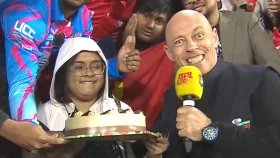 নিজেই বয়ে নিয়ে এসে ভক্তদের সঙ্গে জন্মদিনের কেক কাটলেন মরিসন