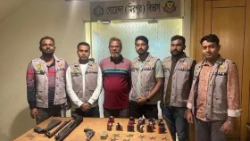 অস্ত্রসহ সিংগাইর উপজেলার সাবেক চেয়ারম্যান হান্নান গ্রেপ্তার