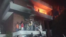 ধানমণ্ডি ৩২ নম্বরে ঢুকে পড়ল বিক্ষুব্ধ ছাত্র-জনতা