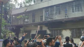 ‘কাউয়া’ স্লোগানে ওবায়দুল কাদেরের বাড়ি ভাঙচুর-আগুন