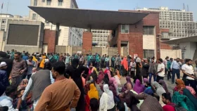 নিয়োগ বাতিলের পর সচিবালয়ের সামনে সুপারিশপ্রাপ্ত শিক্ষকদের অবস্থান