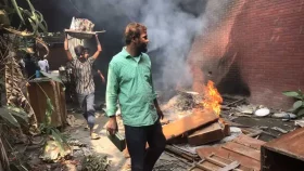 পুড়ে যাওয়া সুধাসদনের আসবাব নিয়ে যাচ্ছে মানুষ