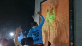 জাবিতে শেখ মুজিব-হাসিনার ম্যুরাল ভেঙে দিল শিক্ষার্থীরা