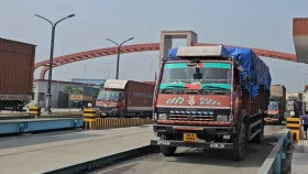 দুই দিন বন্ধের পর বেনাপোল দিয়ে ফল আমদানি শুরু