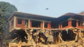 মুজিবের বাড়ির বড় অংশ ভেঙে পড়লেই উল্লাস করছেন উপস্থিত জনতা