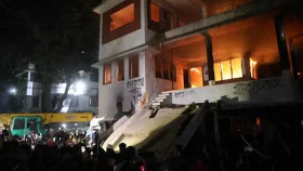 ক্রেন দিয়ে ভাঙা হচ্ছে বঙ্গবন্ধুর বাড়ি