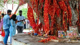 যুক্তরাষ্ট্রের ভিসা পেতে মন্দিরে ভারতীয়দের ভিড়