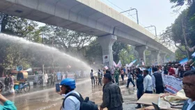 শাহবাগে পুলিশের বাধার মুখে সরকারি কর্মচারীরা, জলকামান দিয়ে ছত্রভঙ্গ