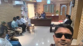 পুলিশ সুপারের সঙ্গে হত্যা মামলার আসামির সেলফি ভাইরাল