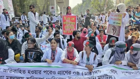 চার দাবিতে শাহবাগ অবরোধ ম্যাটস শিক্ষার্থীদের