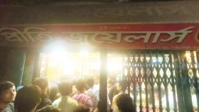 চৌদ্দগ্রামে ককটেল বিস্ফোরণ ও গুলি করে ৩৫ ভরি স্বর্ণালঙ্কার লুট