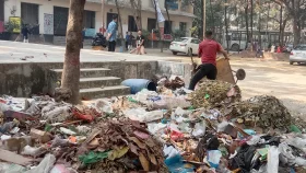ময়লার দুর্গন্ধে অতিষ্ঠ জবি শিক্ষার্থীরা