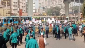 দাবি আদায়ে শাহবাগে অবস্থান নিয়েছেন ক্ষতিগ্রস্ত প্রবাসীরা