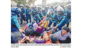শাহবাগে শিক্ষকদের হটাতে লাঠিপেটা, সাউন্ডগ্রেনেড