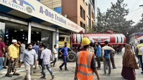 রাজধানীতে গাড়ির শো-রুমে ঢুকে পড়ল তেলের লরি