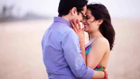 প্রিয়জনের আলিঙ্গনে মানসিক শান্তি মেলে 