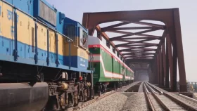 প্রথমবার যাত্রী নিয়ে যমুনা রেলসেতু পাড়ি দিল ট্রেন